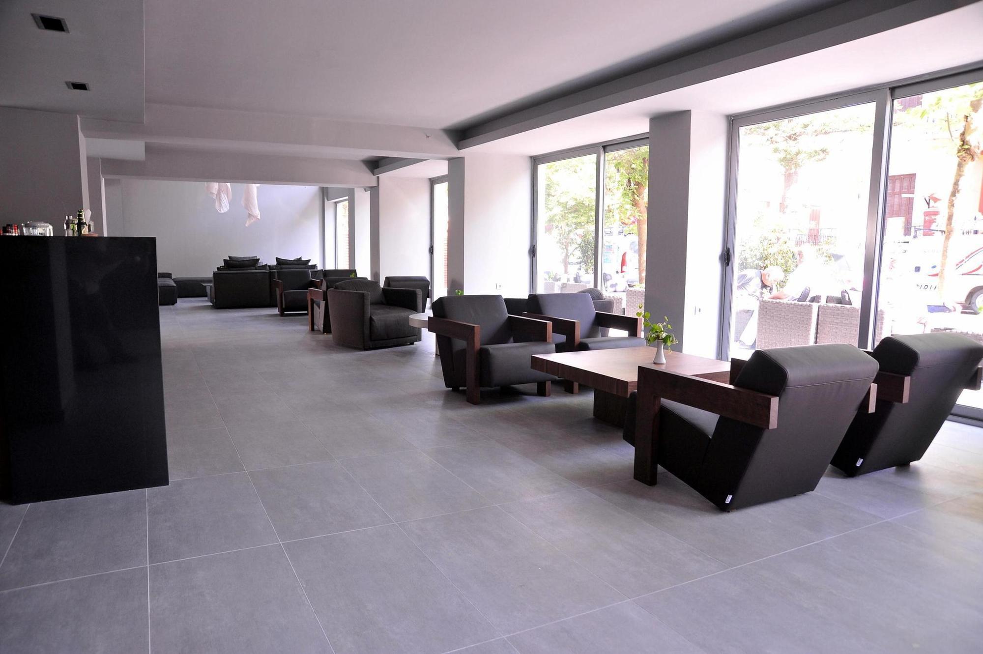 Hotel Oktober Downtown 3*