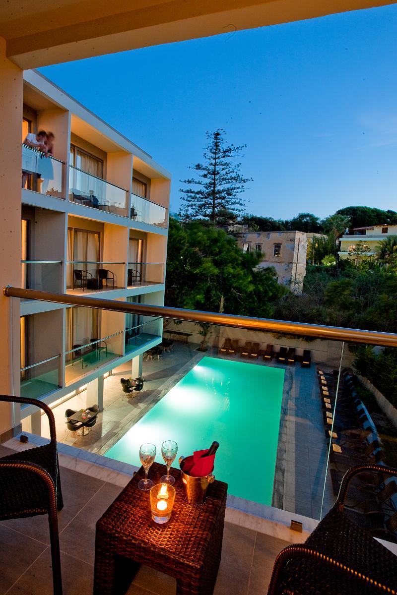 Oktober Downtown Boutique Hotel 3*